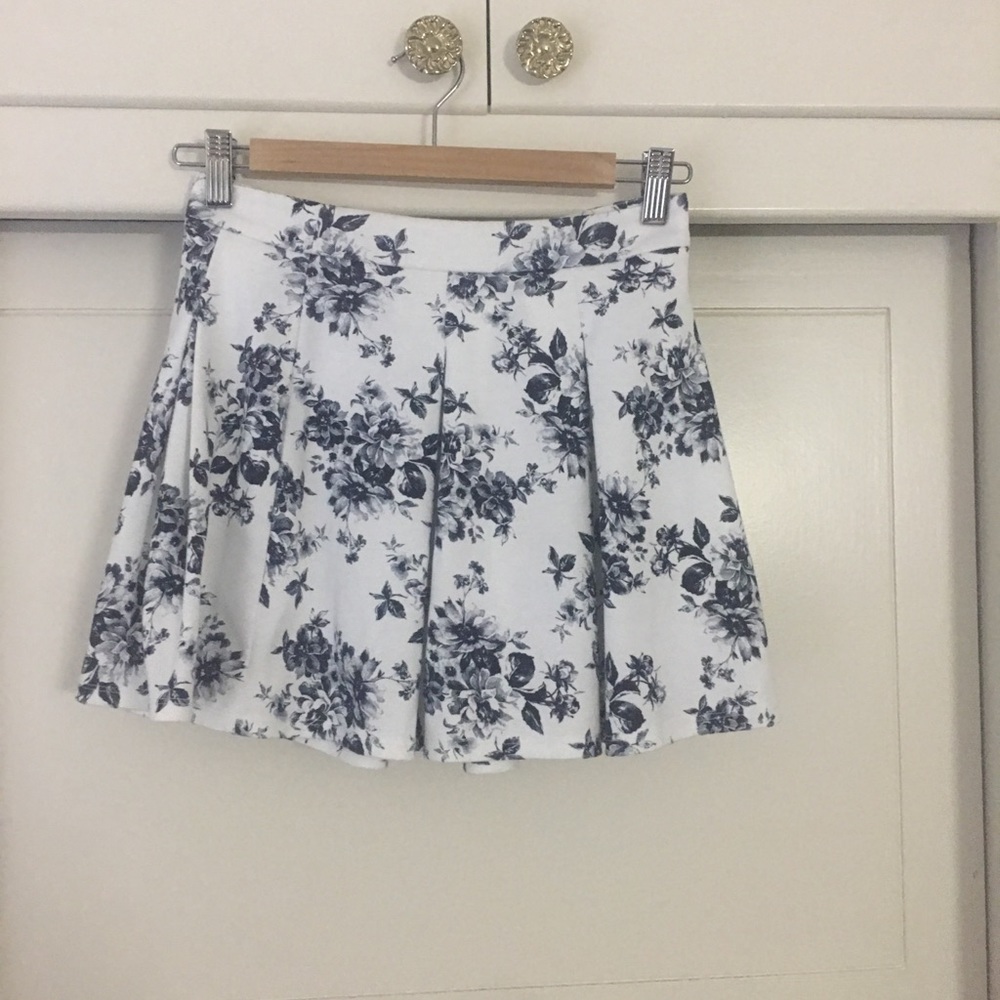 Forever 21 Floral Mini Skirt Size Small